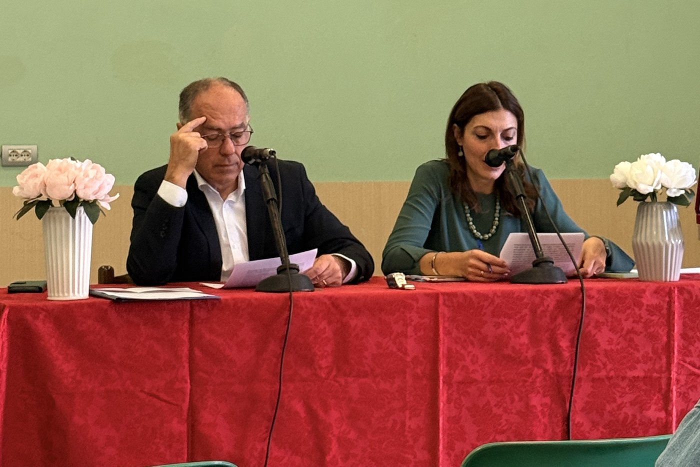 Gigi e una relatrice al tavolo durante la Giornata di inizio anno della Comunità Pier Giorgio Frassati, 4 ottobre 2026