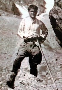 Pier Giorgio Frassati in montagna con la piccozza, fotografia d'epoca