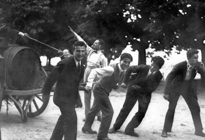 Pier Giorgio Frassati gioca con gli amici, fotografia d'epoca in bianco e nero