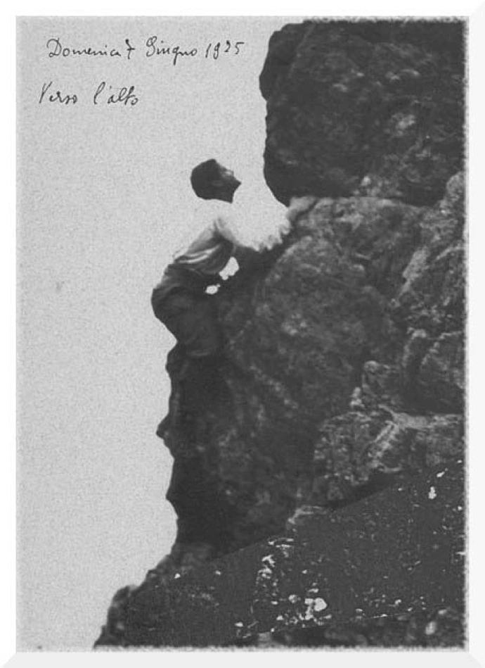 Pier Giorgio Frassati durante un'arrampicata, fotografia originale con la scritta «Verso l'alto»