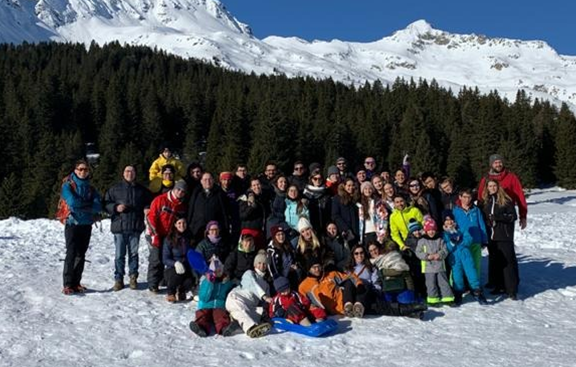 Foto di gruppo della Comunità sulla neve durante il Winter Camp