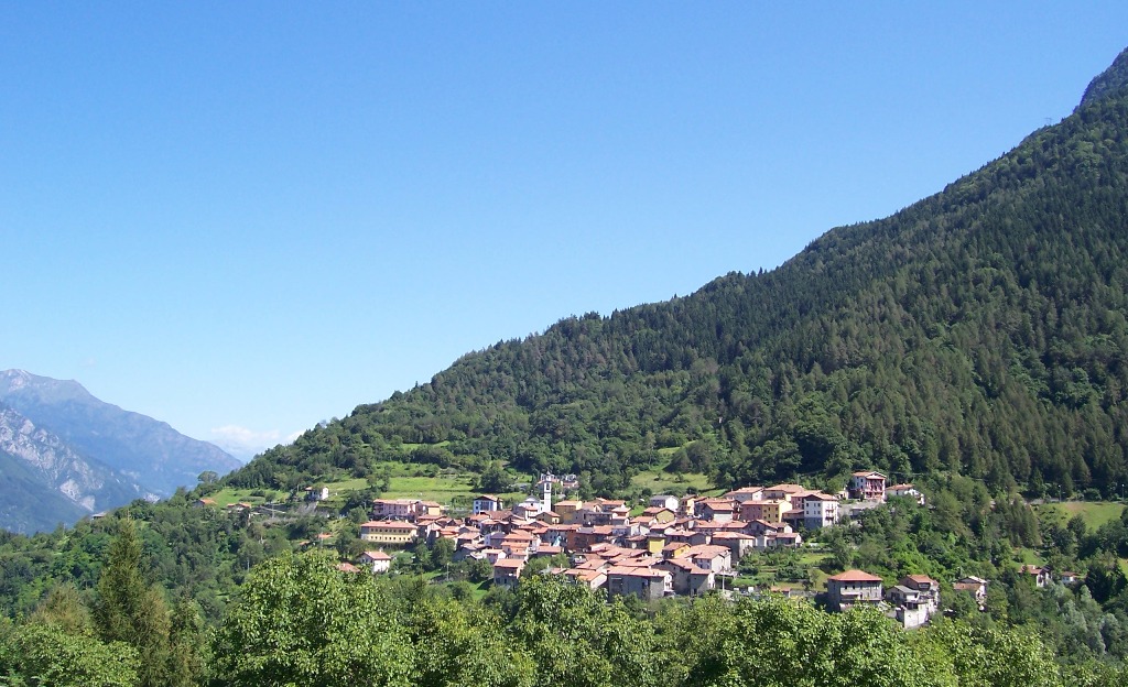 Veduta del borgo di Astrio di Breno tra i boschi della Valle Camonica
