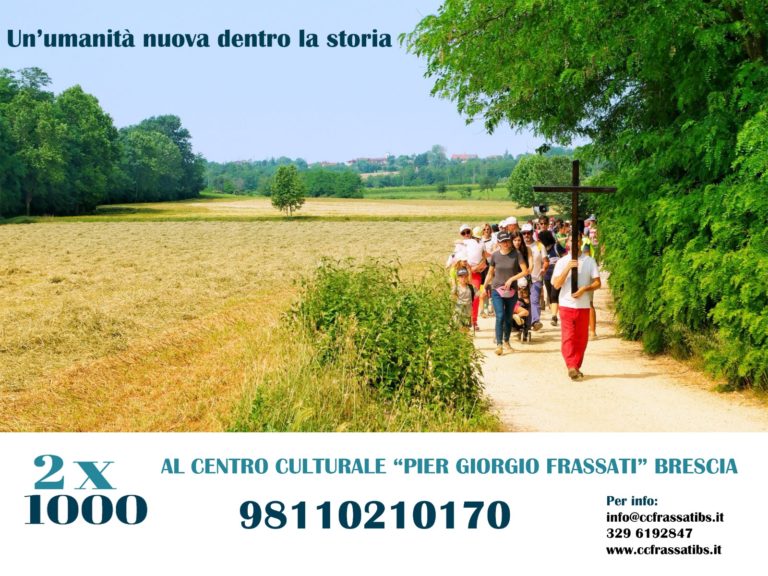 Pellegrini in cammino dietro la croce lungo un sentiero di campagna, con l'invito a donare il 2x1000 al Centro Culturale