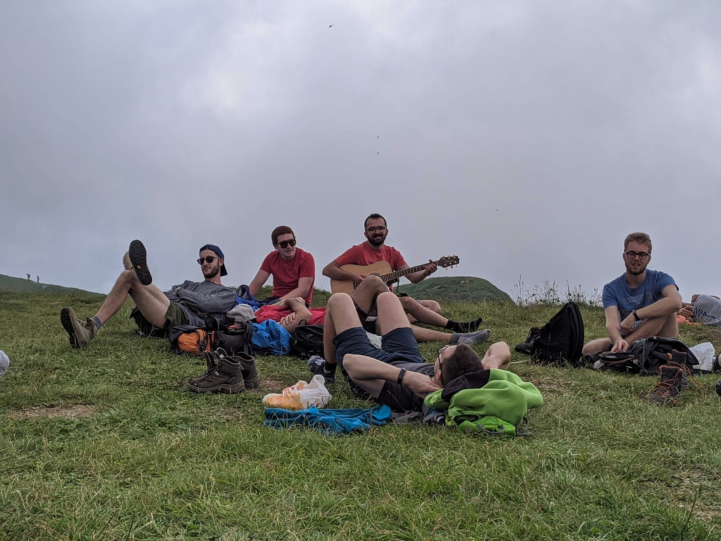 Amici della Comunità in un prato di montagna
