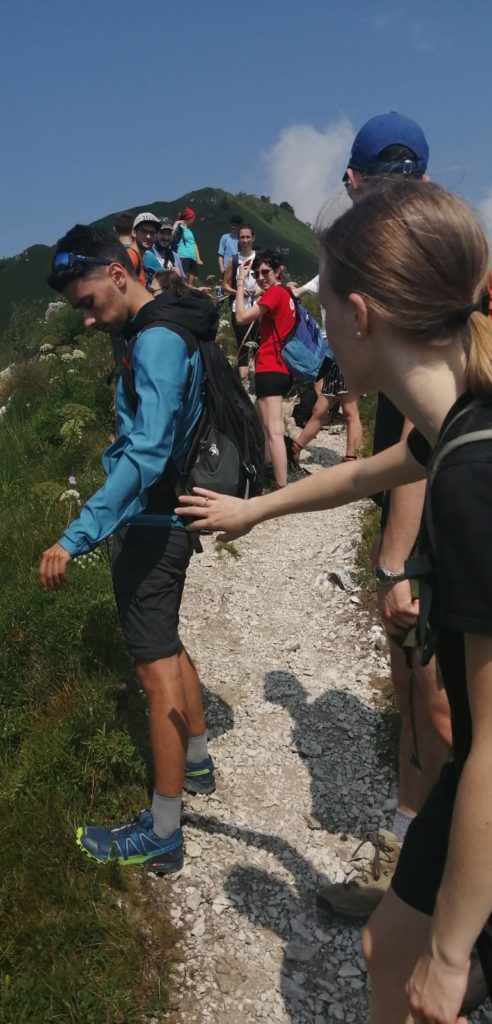 Giovani in cammino su un sentiero di montagna