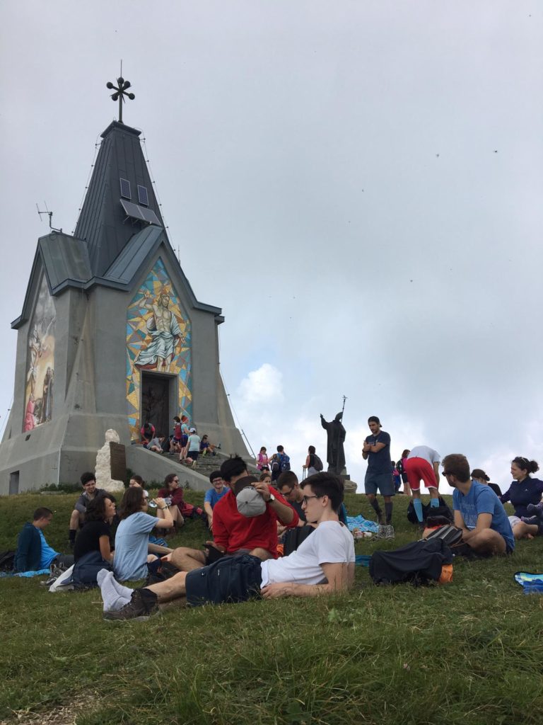Il gruppo in sosta accanto alla chiesetta sulla cima del Monte Guglielmo