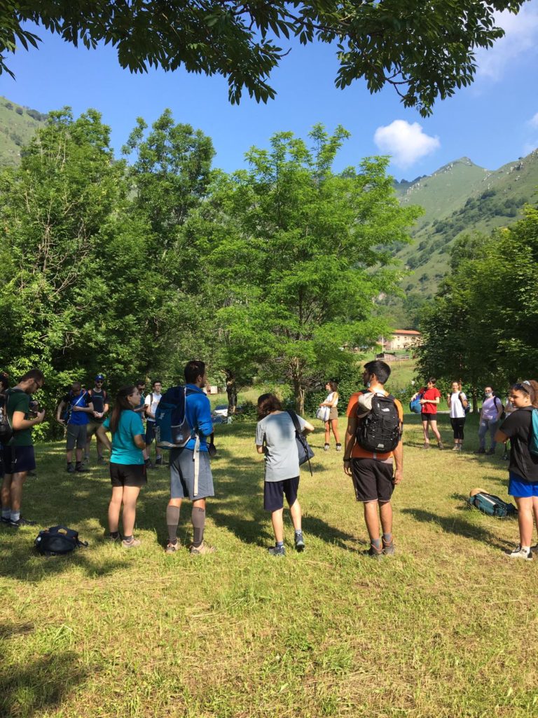 Il gruppo raccolto sul prato all'ombra degli alberi prima della salita