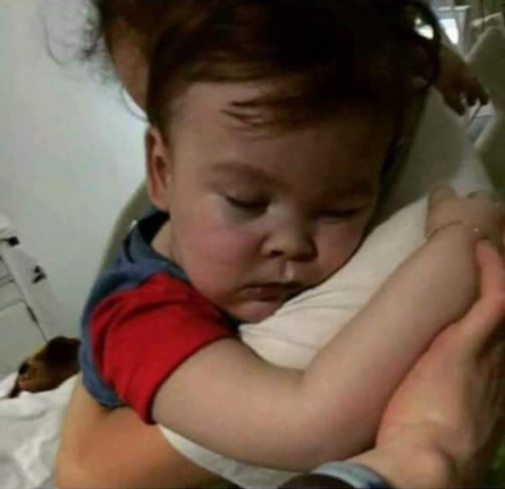 Il piccolo Alfie Evans addormentato