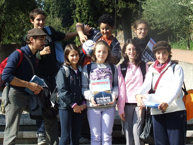 Un gruppo di studenti con i loro insegnanti e la rivista Lettere di Comunione