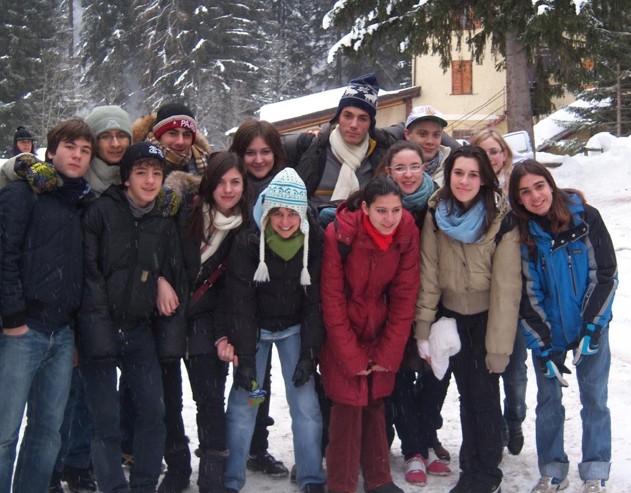Foto di gruppo di studenti della Comunità sulla neve durante una vacanza invernale